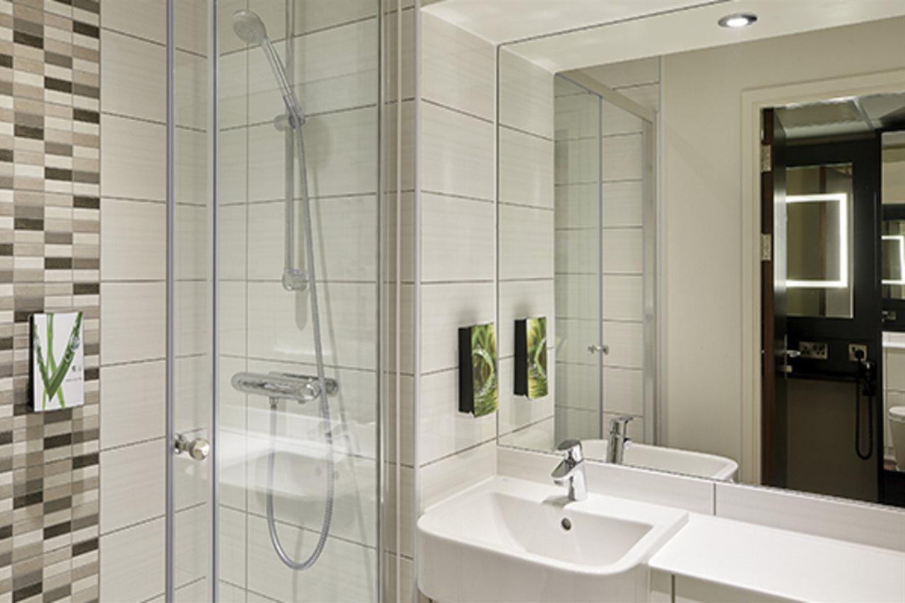 Premier Inn London Kingston Upon Thames Экстерьер фото