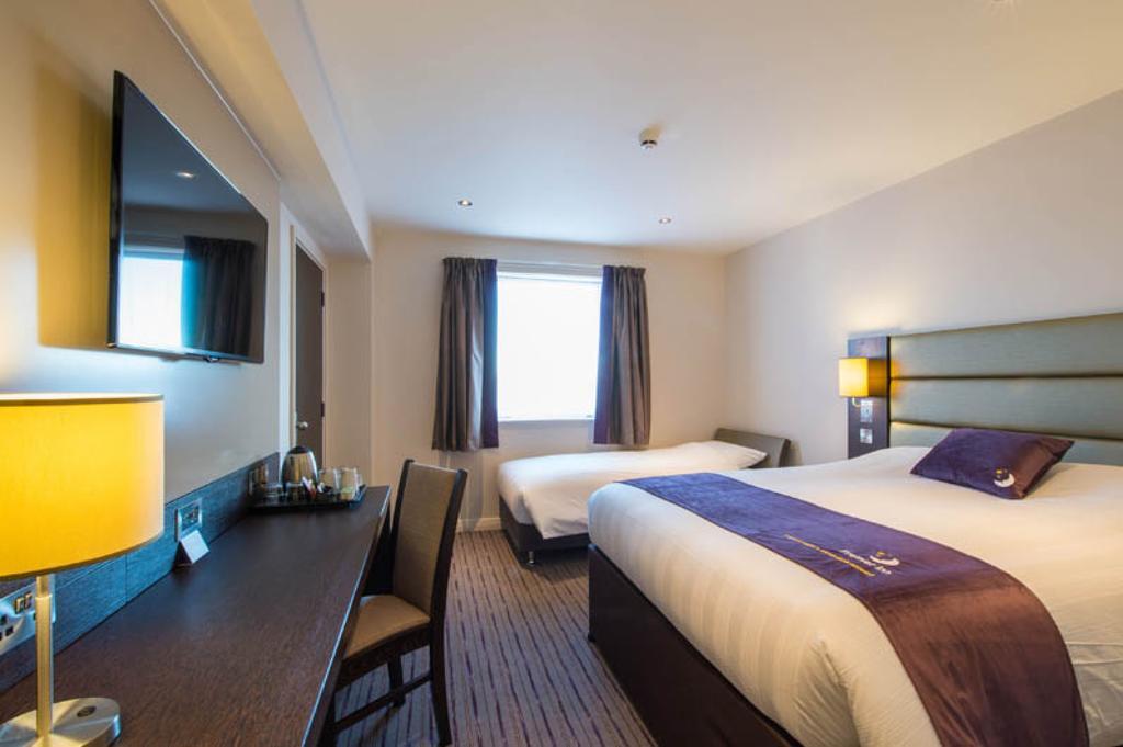 Premier Inn London Kingston Upon Thames Экстерьер фото
